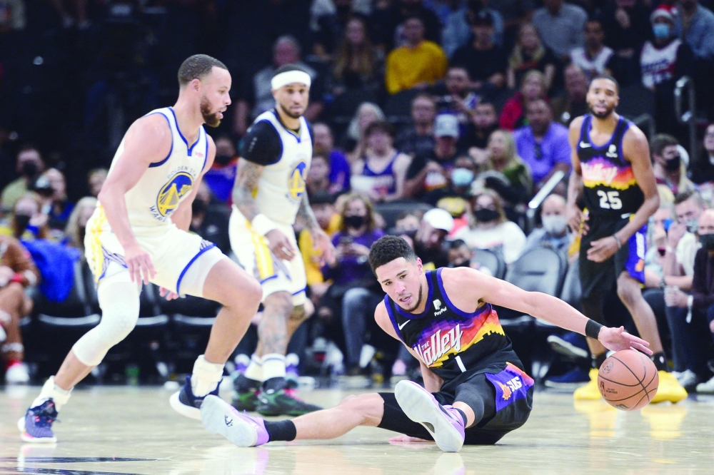 Lakers thwart Mavericks on Christmas Day for first win