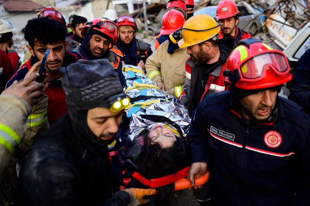 Rescuers in Turkey dig to rescue family a week after earthquake - Oman ...