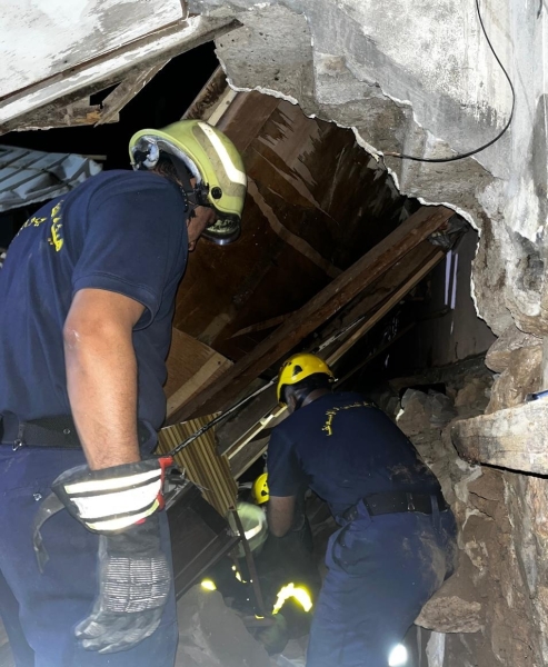 Two trapped as an old building collapses in Sur