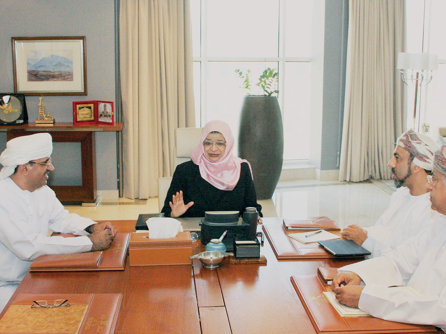 Minister discusses Nizwa University with chancellor - Oman Observer